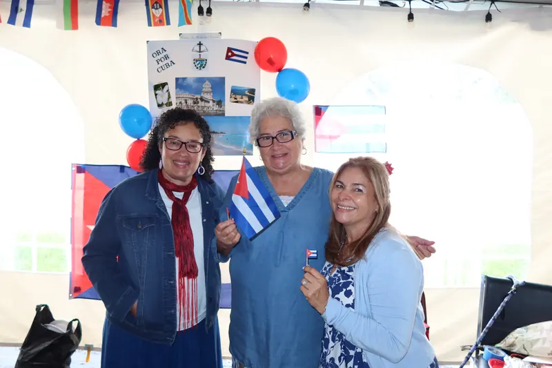 Participantes mostrando símbolos de sus países