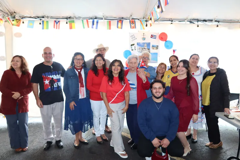Familia de la iglesia reunida durante la celebración