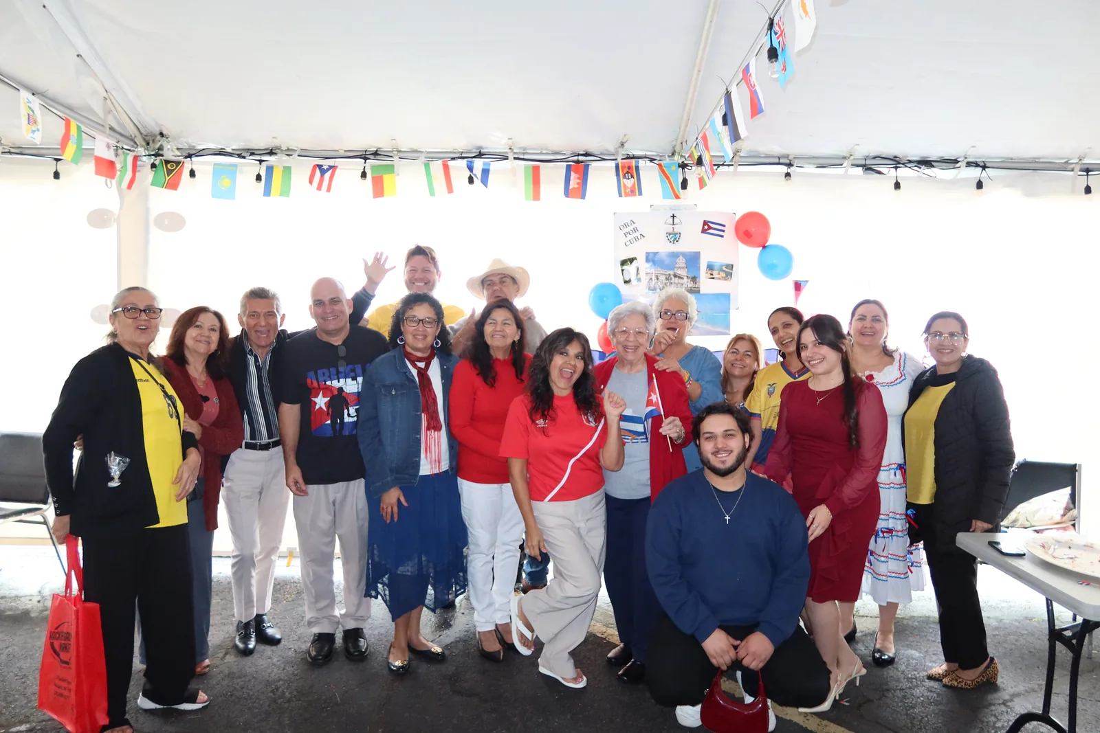 Grupo celebrando el Día de la Hispanidad 2026