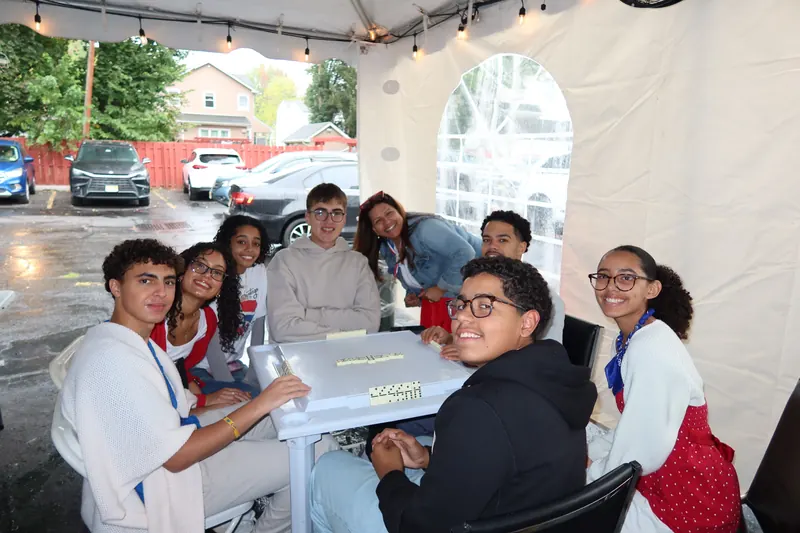 Jóvenes compartiendo durante el evento