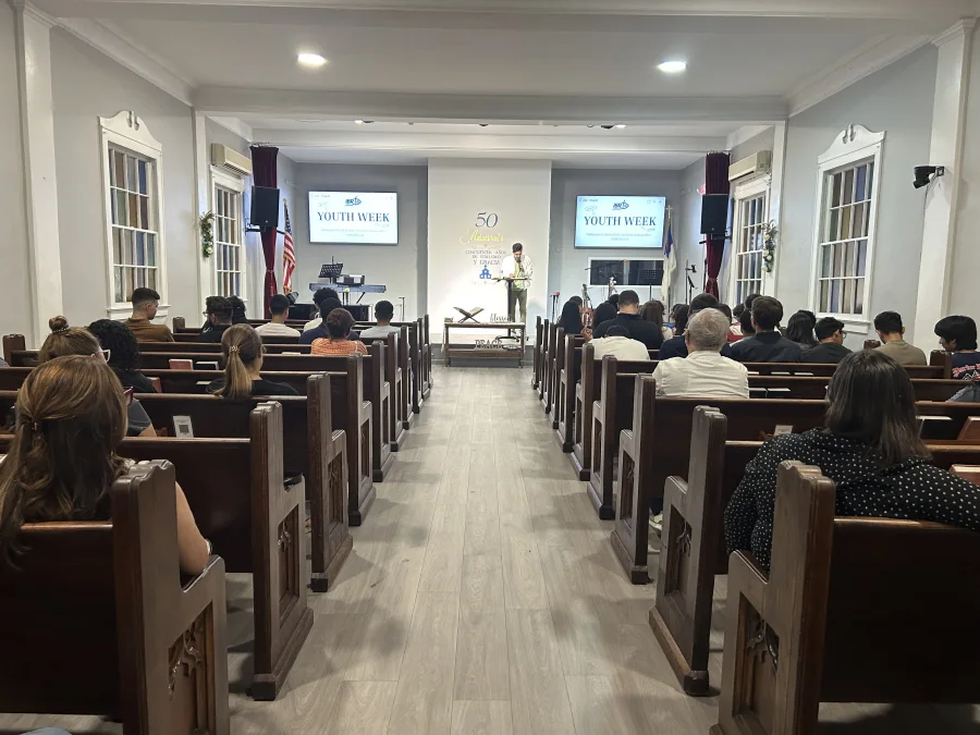 Jóvenes reunidos durante un servicio de Youth Week 2026